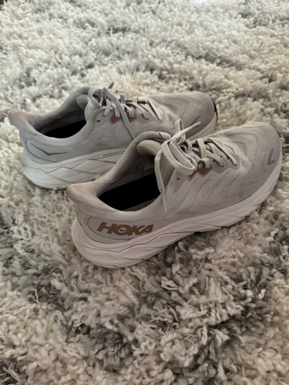 Hoka Arahi 6 Women's Light Grey & Rose Gold Tennis Shoes!